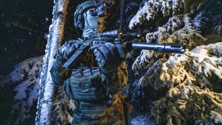Eesti Kaitseväe liige talvises metsas valvamas olulise ajaloolise tähtpäeva kontekstis.