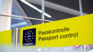 Kollane sildid Euroopa Liidu piiripunktis, mis viitavad passi- ja reisikontrollile.
