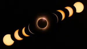 Päikesevarjutuse erinevad faasid ja kulminatsioon tumedal taustal illustreerimas astronoomilist nähtust.