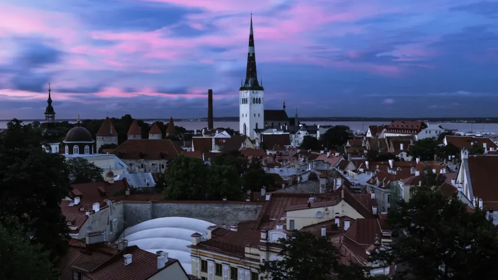 Tallinna vanalinna panoraamvaade õhtuhämaruses koos lillakate taevavärvidega, ideaalne astronoomiliste vaatluste illustreerimiseks.