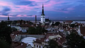 Tallinna vanalinna panoraamvaade õhtuhämaruses koos lillakate taevavärvidega, ideaalne astronoomiliste vaatluste illustreerimiseks.