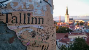 Vaade Tallinna vanalinnale Toompea vaateplatvormilt, taustal ajalooline kirikutorn ja punased katused.