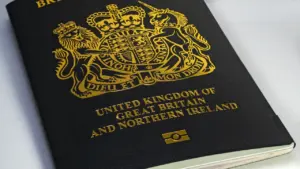 Suurbritannia pass asetseb valgel laual, viidates reisimise ja piirikontrolli teemadele.