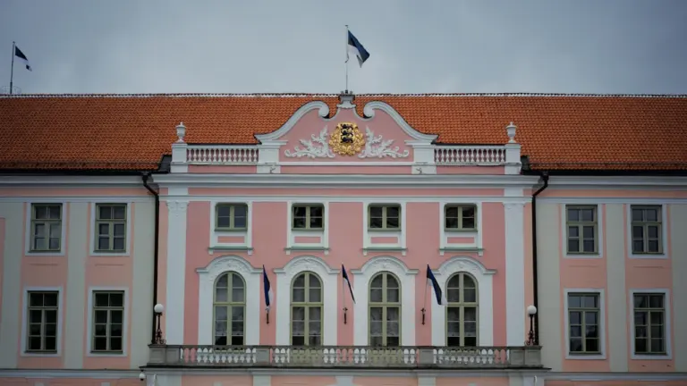 Toompea lossi roosa fassaad Tallinnas, kus asub Eesti Vabariigi Riigikogu hoone.