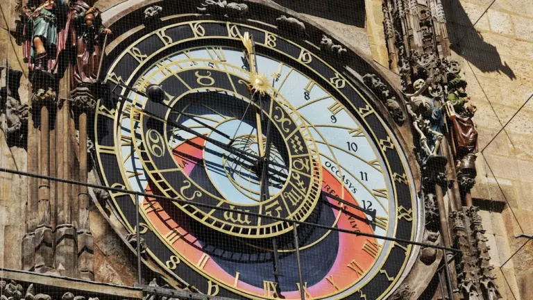 Detailne vaade ajaloolisele astronoomilisele kellale, mis on paigaldatud iidse hoone fassaadile.
