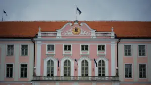 Toompea lossi roosa fassaad ja Eesti Vabariigi riigilipp Tallinnas Toompea kõrgendikul.