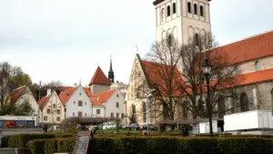Vaade ajaloolisele Niguliste kirikule ja Tallinna vanalinna punastele katustele sügisesel päeval.