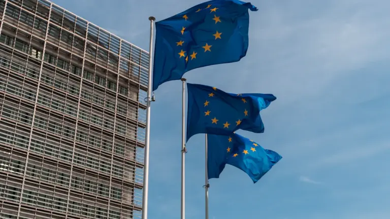 Euroopa Liidu lipud lehvivad Brüsseli Euroopa Komisjoni hoone ees selge sinise taeva all.