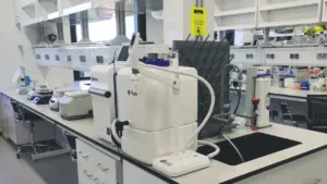 Moodne laboratooriumi töölaud teadusseadmetega, mis sümboliseerib teaduslikku uurimistööd ja pühendumist.