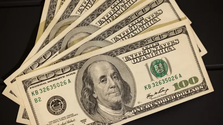 USA sajaeurosed dollaritähed lehvikuna laual esindamas isiklikke sääste ja investeerimist