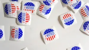 Mitmed ümmargused kleebised kirjaga I VOTED, millel on Ameerika Ühendriikide lippude kujundus ja tähed.