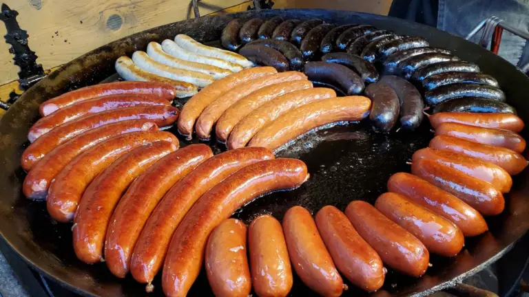 Maitsvad grillvorstid küpsevad suurel ümmargusel pannil Saaremaa toidufestivali laada melus.