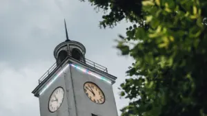 Vaade ajaloolisele tornkellale, mille ümber on kinnitatud kaasaegne värviliste LED-tuledega valgusriba.