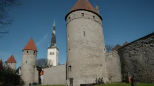 Tallinna vanalinna keskaegsed linnamüürid ja tornid selge sinise taeva all.