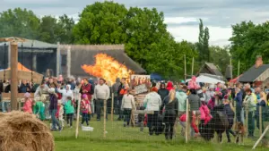 Rahvahulgas jälgib jaanituld Viimsi vabaõhumuuseumis Tallinna silueti taustal suvisel Eestimaal.