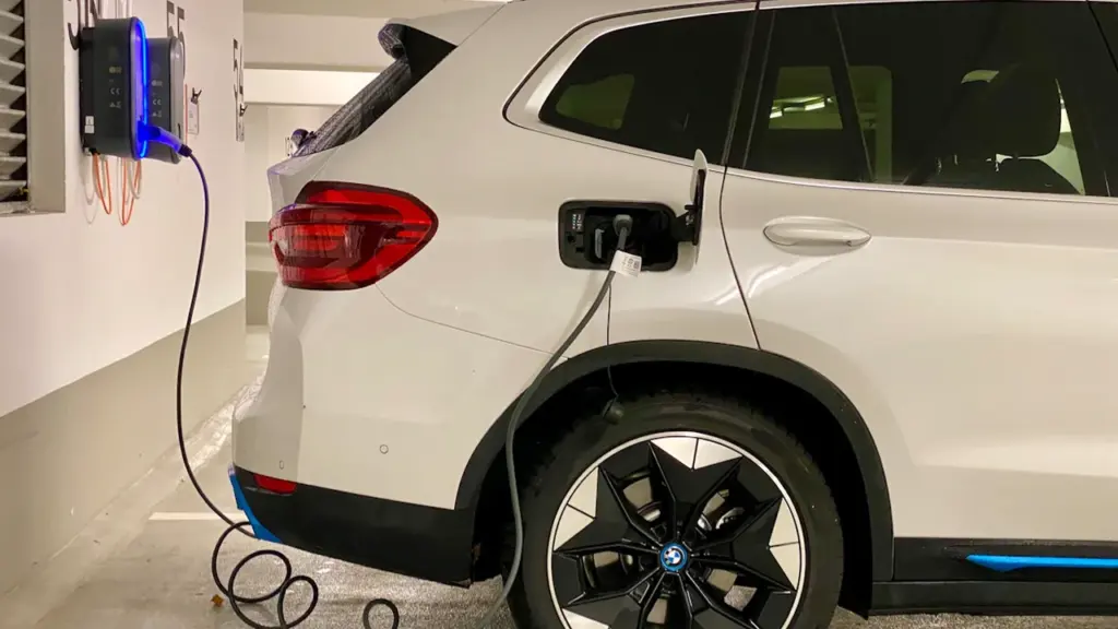 Elektriauto laadimine laadimisjaamas koduses garaažis või parkimismajas mugavaks igapäevaseks kasutamiseks.