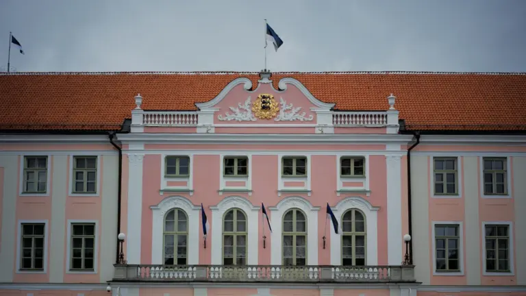 Toompea lossi roosa fassaad Tallinnas, kus asub Eesti Vabariigi parlament Riigikogu.