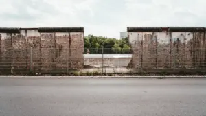 Betoonist müürijäänused seisavad tühjal tänaval meenutades Saksamaa lõhestatust ja taasühinemise tähtsust.