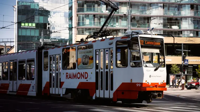 Tramm sõitmas mööda Tallinna linna tänavat päikeselisel päeval